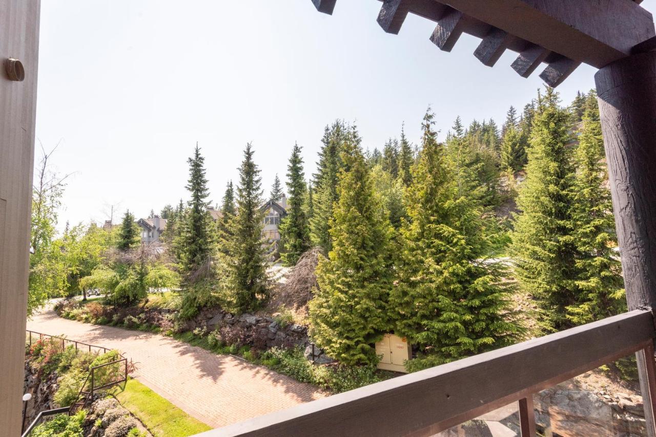 Апартаменты The Ironwood On Blueberry Hill Уистлер Экстерьер фото